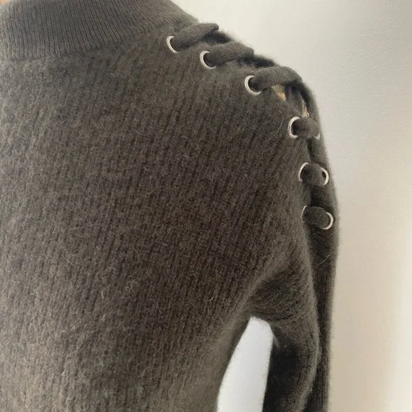 Gently pre-owned Bloomingdale’s cashmere sweater lace up shoulders gray-green S - Picture 6 of 10